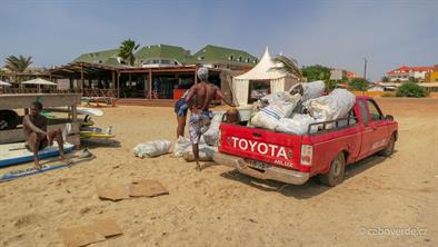 Nakládání mušlí u Ponta Leme Nakládání mušlí u Ponta Leme