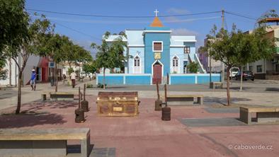 Hlavní náměstí v Espargos Hlavní náměstí v Espargos